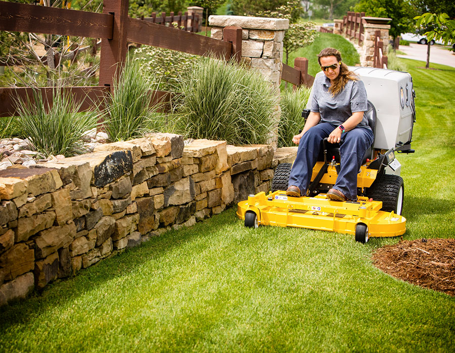Kosiska przednie WALKER podczas precyzyjnego koszenia trawnika w ogrodzie