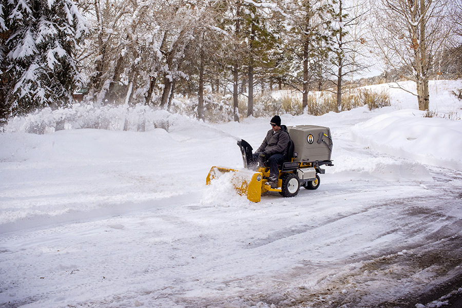 Walker T23 jako rider całoroczny: odśnieżanie, zamiatanie, koszenie i wertykulacja Walker T23 jako rider całoroczny: odśnieżanie, zamiatanie, koszenie i wertykulacja