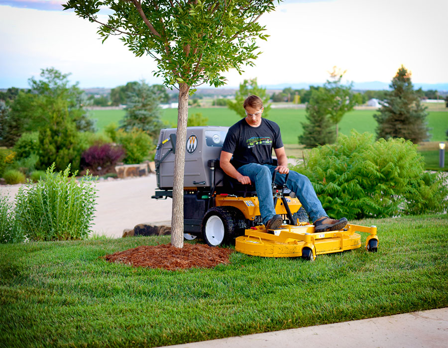 Rider WALKER Zero Skręt koszący trawnik wśród drzew i krzewów