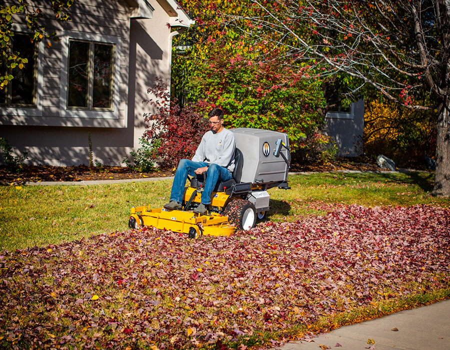 Rider Walker C19i zasysający liście z trawnika jesienią
