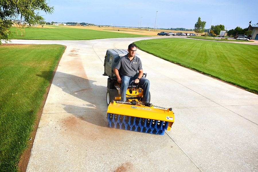 Wielofunkcyjne ridery Zero Skręt Walker – koszenie, odśnieżanie i zamiatanie