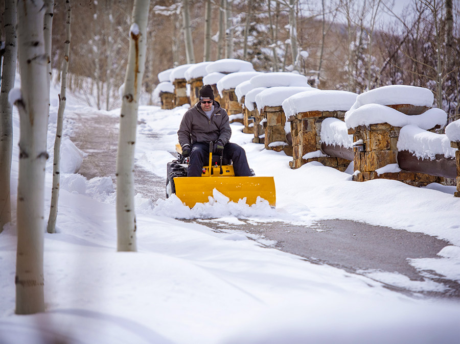 Walker B27i z osprzętem do mulczowania trawy i odśnieżania zimą